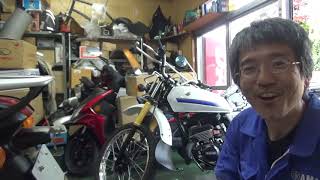 バイク屋の日常。開放型バッテリーに電解液を入れながら、2ストバイクのあれこれ。