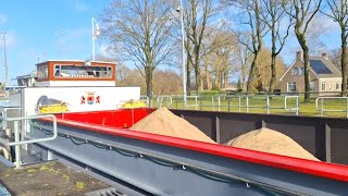 Binnenvaartschip de VERTROUWEN vaart Sluis de Punt (Drenthe) in het Noord-Willemskanaal uit.