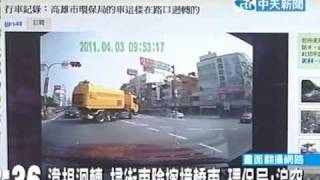 高市掃街車違規迴轉上橋 險擦撞轎車