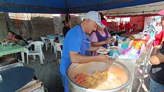 Están tan buenos los tacos de cabeza y suaves del Güicho que por poquito y no alcanzo