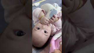 人类幼崽训服双脚的珍贵视频 禮禮糟糕！玩脚被发现了～ 人类幼崽可以多可爱 萌娃日常 无处安放的小脚丫 婴语 人类幼崽迷惑行为大赏