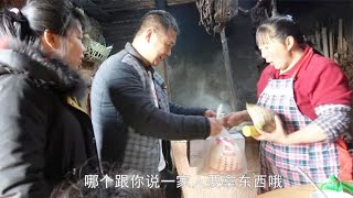 农村四哥：王四给幺妈拜年，带点英子家乡土特产，幺妈笑说太客气