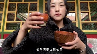 藏族姑娘卓玛示范糌粑吃法，西藏美食用手抓，汉族人吃会拉肚子