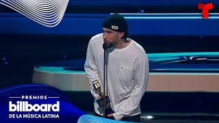 A Bad Bunny le cae de sorpresa el premio Global 200 Artista Latino del Año | Premios Billboard 2023
