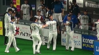 20190413 前人未踏の通算300ホールドを達成した宮西尚生を迎えるベンチ