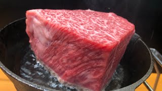 特大サイズのサイコロステーキを焼いてファイヤーするだけの動画