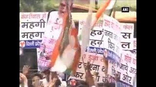 NSUI workers protest outside Kejriwal's residence over VAT Bill