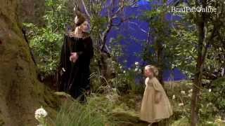 Angelina Jolie and kids behind the scene of Maleficent