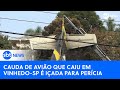 Cauda do avião que caiu em Vinhedo-SP é içada para realização de perícia