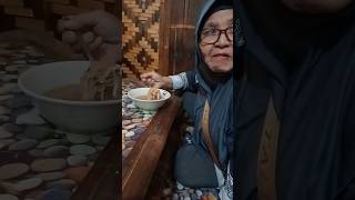 Assalamualaikum, saat jajan Kupat tahu diPasar Majenang bareng ibu ku #pasar#majenang