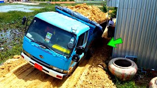 Start a new project!! 5ton Dump truck reverses landslide, rescued by Bulldozer Komatsu D31P complete