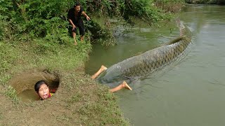 Survival Bushcraft, Bathing At River Meet Big Fish In Deep Hole, Cooking Fish