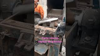 Parte interna molino realizando mantenimiento a las cuchillas.