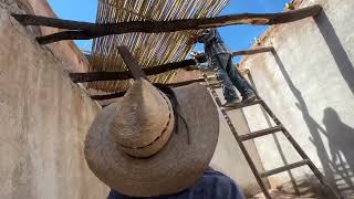 Colocando un tapeste para techar con tierra una casa