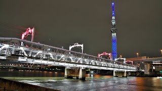 隅田川橋梁　赤白　東武列車　500系　東武鉄道伊勢崎線（東武スカイツリーライン）　アサヒビール本社ビル　ハートマーク　ライトアップ　　東京スカイツリー　ブルー　新型コロナウイルス感染症に　打ち勝とう！