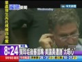 20140516中天新聞　囧！美議員開會吃耳屎　手指放嘴遭直播