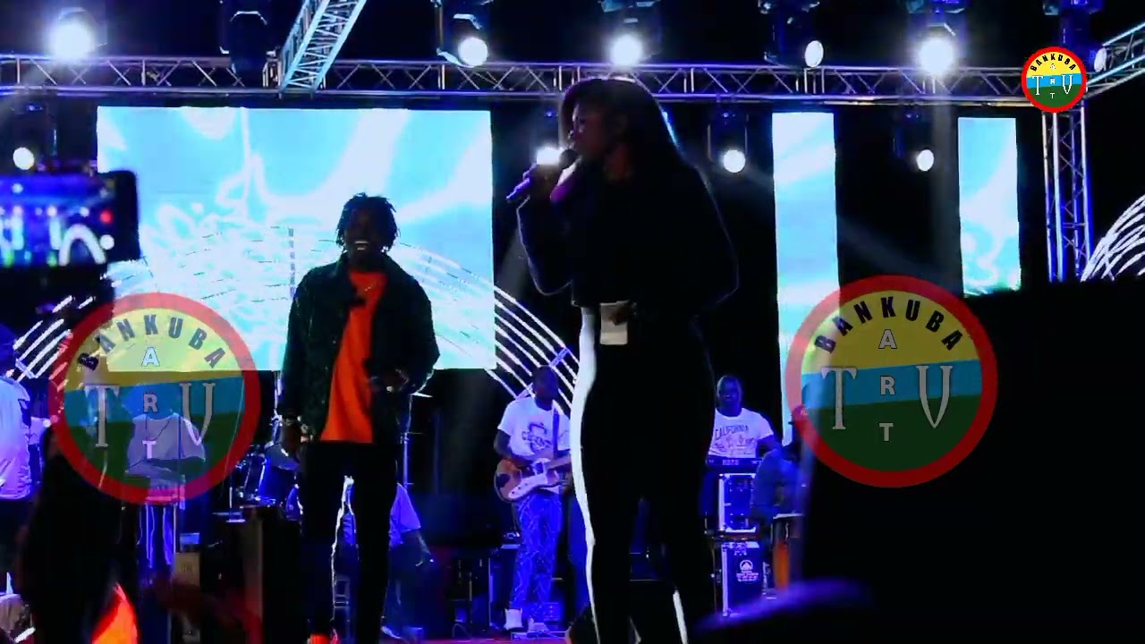 WALLY B.SECK ET MIA GUISSÉ EXPLOSE LA SCÈNE - YouTube