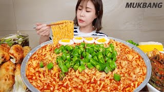 SUB) 땡초듬뿍 불닭볶음탕면X5 오동통 군만두 파김치 먹방 Buldak spicy chicken noodles X5 Hot pepper REAL SOUND ASMR MUKBANG