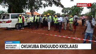 Ttuntu: Okukuba enguudo kkoolaasi omulimu guli mu ggiya