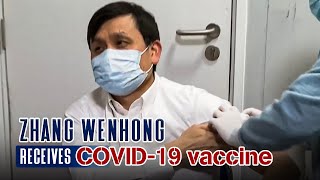Zhang Wenhong receives COVID-19 vaccine