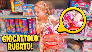 GIORGIA LADRO ENTRA IN UN NEGOZIO E RUBA UN GIOCO! PAPÀ SALVO LA SCOPRE, SI ARRABBIA E MI PUNISCE!