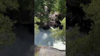 Small waterfall at the beginning of Mist trail 步道开头的无名矮瀑布，已经很美了