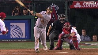 OAK@LAA: Vogt gives the A's the lead with a single