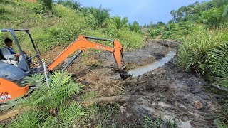 Pembuatan parit cacing tanaman kelapa sawit