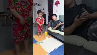 爸爸还挺会享受，儿子都看不下去了#Cute baby#Cute#呆萌小米宝#聪明宝宝#萌娃#整蛊#测试