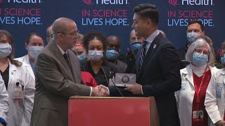 Mayor gives key to the city to UC Medical Center staff who cared for Damar Hamlin