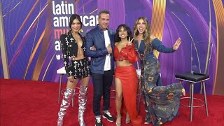 Alejandra Espinoza, Carlos Ponce, Becky G y Thalía, presentadores Latin AMAs 202