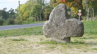 KAMENNÉ KŘÍŽE, KTERÉ ČASTO ODKAZUJÍ NA NÁSILNOU SMRT, ZKOUMAJÍ LIDÉ Z CELÉ REPUBLIKY