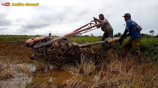 Tractor quick double roda saat turun lahan dalam