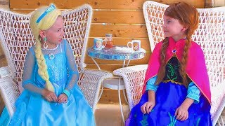 Alice  jugando con PRINCESAS Frozen Elsa And Anna | Compilación historias para niños