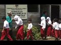 Bangunan Sekolah Rusak, Siswa Belajar di Kelas Bilik Kayu