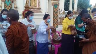 หลวงตาบุญชื่น : พลังศรัทธา ชาวพุทธมาตักบาตร ณ.วัดศรีสว่างจอมแจ้ง ต.เขาหลวง อ.วังสะพุง จ.เลย 21เมย.64