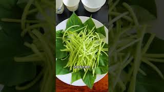 舌尖上的美食：地瓜叶茎。剥皮烫火锅。再蘸酱老干妈，太爽了。 有农村的朋友吗，一起搞起来！Do you have friends from the countryside?