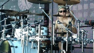 Niall playing drums shirtless in San Diego