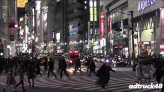 渋谷スクランブル交差点を走行する緊急車両！サイレンを鳴らした消防指揮車の前を走って渡る歩行者