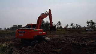 รถขุดดูซาน DOOSAN DX200A ย้ายที่ขุดดิน ลงงานขุดลอกปรับหน้าดินนาสวยๆ นำดินออกไปถมที่ครับ