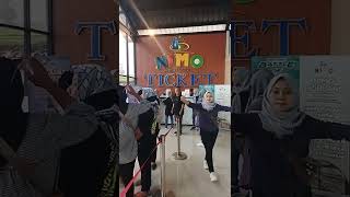 antri tiket naik puncak