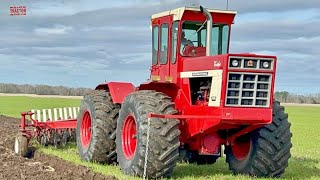 INTERNATIONAL 4366 Tractor Plowing