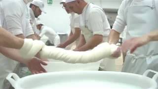 Pasta filata - l'arte dei maestri casari di Caseificio Montrone