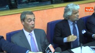 01-07-14 STRASBURGO GRILLO E FARAGE SCHERZANO IN CONFERENZA STAMPA 00_14