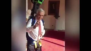 Presidente Piñera se puso mochila de Google Street View y registró imágenes de La Moneda