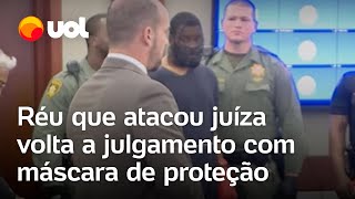 Réu que atacou juíza nos EUA volta a julgamento com máscara, algema dupla e luvas de proteção; vídeo