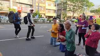 住戶跪地祈求媽祖來賜福....2021白沙屯媽祖進香第一天