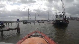 Manoeuvreren in de jachthaven van Enkhuizen