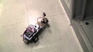 障害物を回避する車両型ロボット（未来ロボ学科・学部1年）