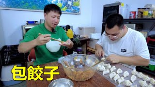 請友仔吃餃子，感冒了吃清淡些Make Dumplings 【我是杰少】